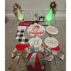 LOT OF 15 - CHRISTMAS HOLIDAY DECOR/ORNAMENTS